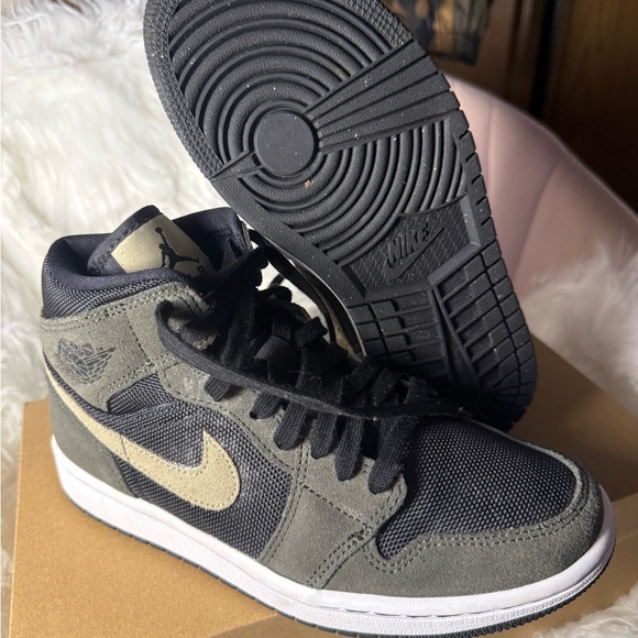 Nike Black and Army Green Mid-Top Air Jordan Sneakers in women’s size 6! - Picture 1 of 2